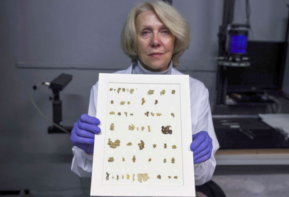 La conservadora de la Autoridad de Antigüedades de Israel Tanya Bitler muestra fragmentos del pergaminos bíblicos. Foto: AFP