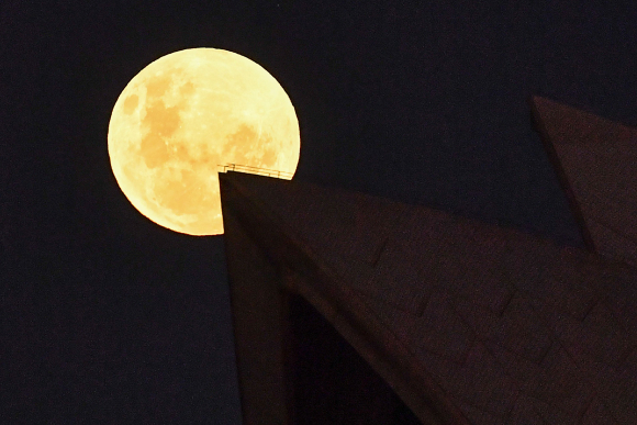 Phenomenon of the red supermoon before the eclipse.  Photo: AFP