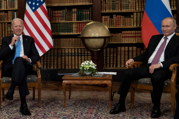 El presidente de Estados Unidos Joe Biden y el presidente de Rusia Vladimir Putin sentados en La casona La Grange del siglo XVIII. Foto: AFP.