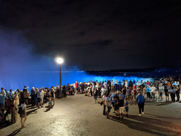 Cataratas del Niágara en homenaje a Uruguay. Foto: Twitter/UruguayinCanada