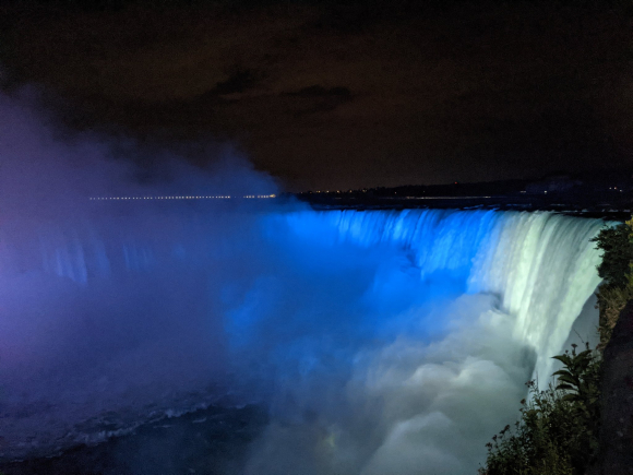 Cataratas del Niágara en homenaje a Uruguay. Foto: Twitter/UruguayinCanada