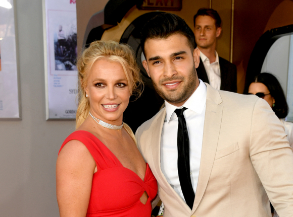 Britney Spears junto a su novio, Sam Ashgari. Foto: AFP.