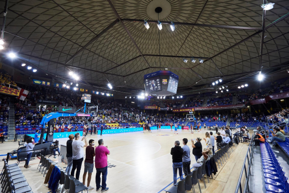 The Palau Blaugrana applauds during the tribute paid to former player Pau Gasol, after announcing his retirement from professional basketball. Photo: EFE.