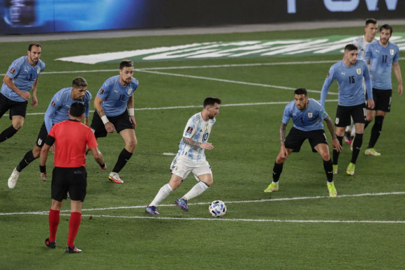 La imagen viral de Messi, rodeado de siete uruguayos antes del tercer gol  de Argentina - Ovación - 11/10/2021 - EL PAÍS Uruguay