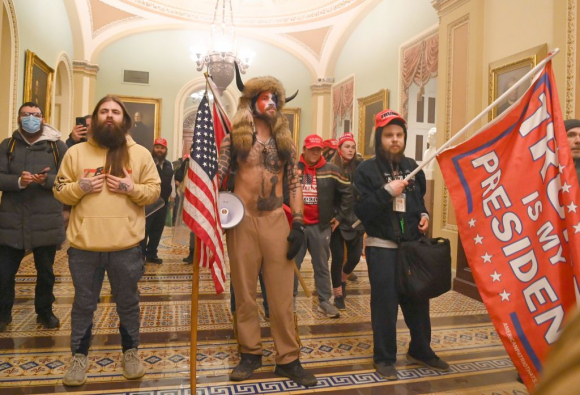 Grupo de partidarios de Trump protestan dentro del Capitolio. Foto: AFP