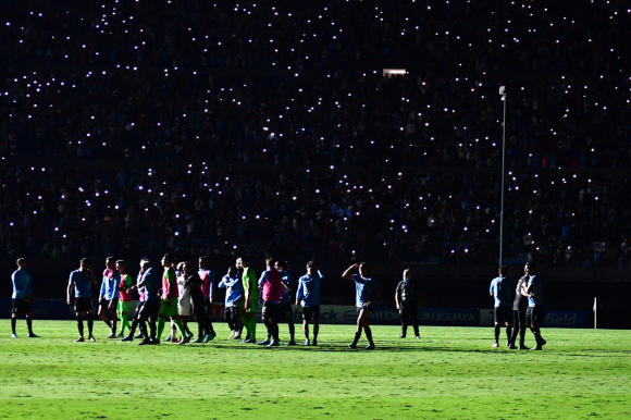 El show de luces en el Estadio Centenario tras el Uruguay-Venezuela. Foto: Nicolás Pereyra.