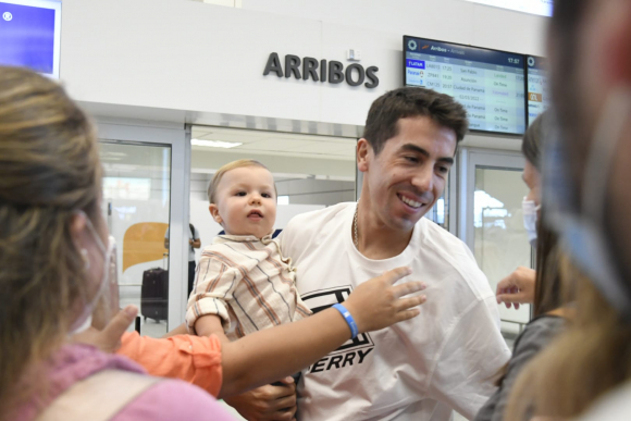 Carlos de Pena con su hijo a su llegada a Uruguay luego de vivir la guerra en Ucrania.  Foto: Marcelo Bonjour