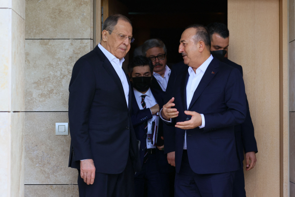 Mevlut Cavusoglu y Serguei Lavrov, ministros de Asuntos Exteriores de Turquía y Rusia reunidos en Turquía.  Foto: AFP
