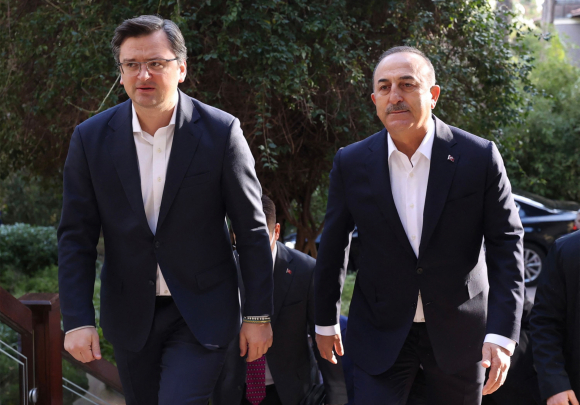 Dmytro Kuleba y Mevlut Cavusoglu, Ministros de Relaciones Exteriores de Ucrania y Turquía en una reunión en Turquía.  Foto: AFP