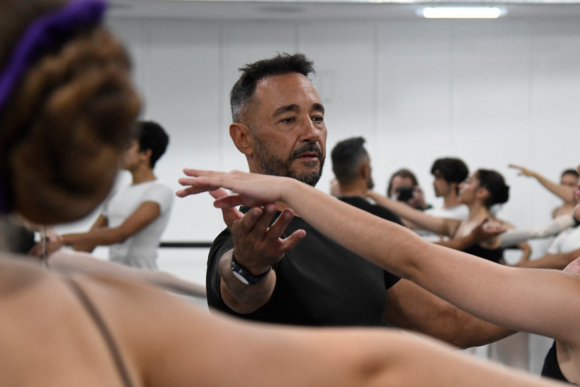 Alejandro González, bailarín del Sodre. Foto: Marcelo Bonjour.