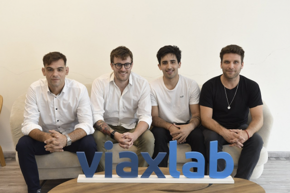 Justin Graside, CEO de Viaxlab, junto al equipo de la startup. Foto: Leonardo Mainé.