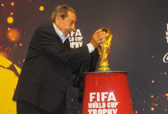 Alcides Ghiggia junto a la Copa del Mundo en Uruguay en 2014. Foto: Archivo El País.