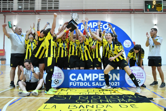 Las chicas de Peñarol juegan en fútbol sala femenino en la Copa Libertadores.  Foto: @FutbolSalaCAP