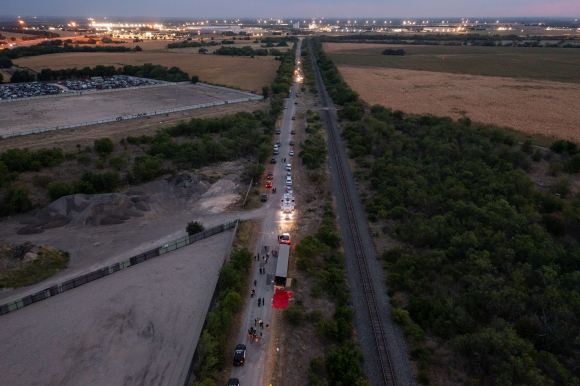 Camión abandonado con 46 migrantes fallecidos en Texas. Foto: AFP