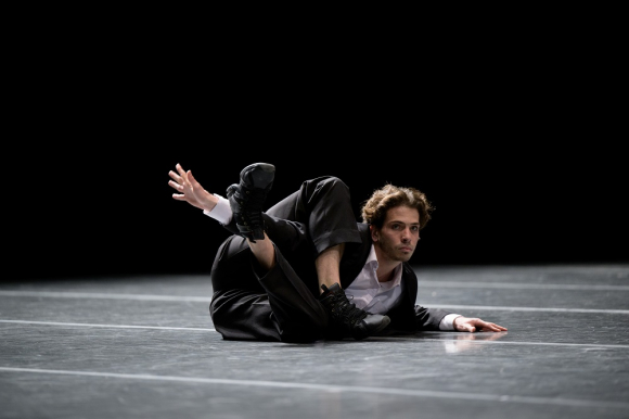 Ciro Tamayo en "Minus 16", por el Ballet Nacional del Sodre. Foto: Santiago Barreiro