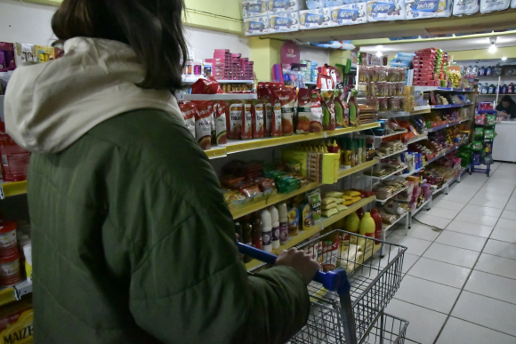 Mujer hace compras en un supermercado de la localidad de Aceguá, Brasil.