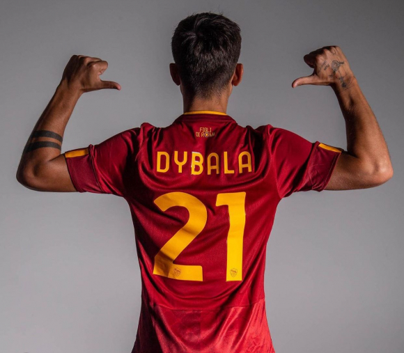Furor por Dybala en Roma: vendió más camisetas que CR7 en un día y explicó qué no eligió la 10 - Ovación - - EL PAÍS Uruguay