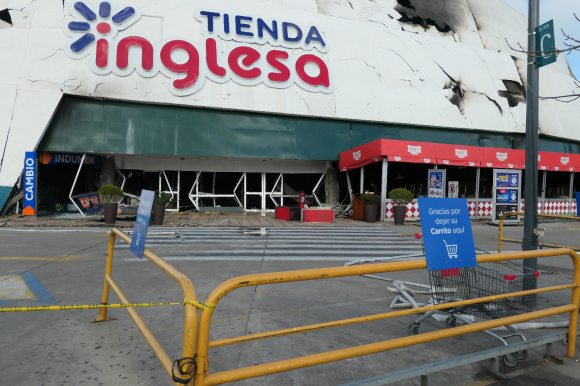 Tienda Inglesa de Punta Shopping tras el incendio arrasador. Foto: Ricardo Figueredo