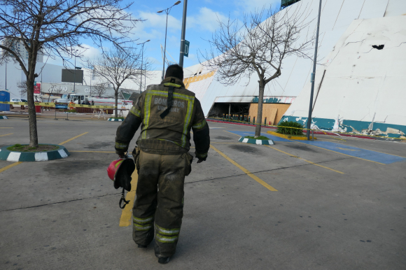 Bombero ingresa al Punta Shopping, afectado por un incendio de gran magnitud. Foto: Ricardo Figueredo