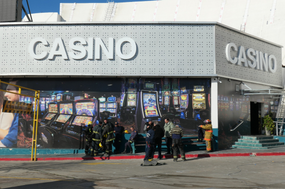 Bomberos en la zona del Casino, cercana al Punta Shopping, que se incendió en las últimas horas. Foto: Ricardo Figueredo