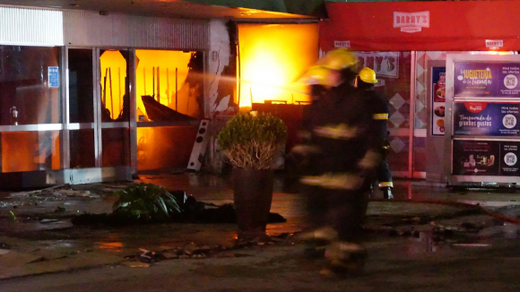 Bomberos trabajan en el incendio en Tienda Inglesa.  Photo: Ricardo Figueredo.