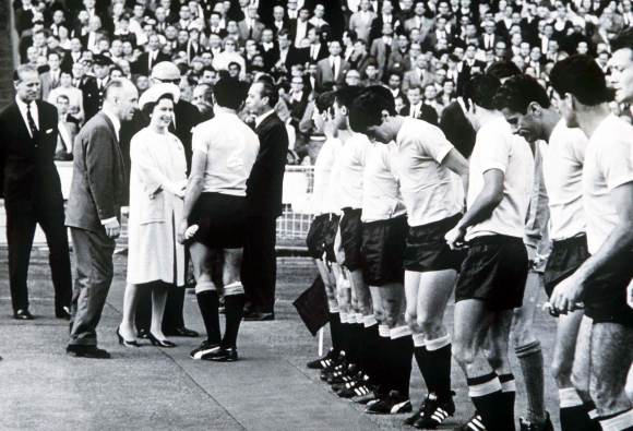 La Reina Isabel II junto al plantel de Uruguay en el Mundial 1966. Foto: Archivo El País.