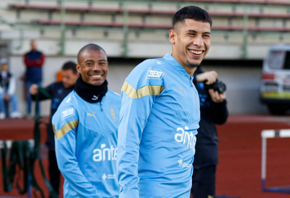 Nicolás de la Cruz y Mathías Olivera en el entrenamiento de Uruguay en Viena. Foto: @Uruguay.