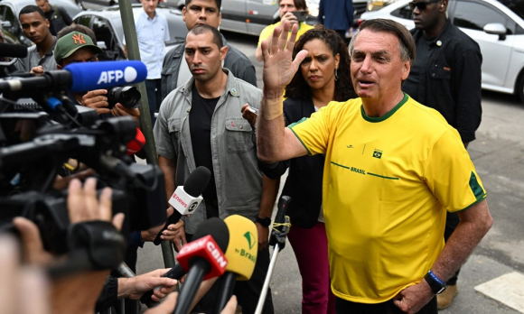 Jair Bolsonaro llega a su circuito de votación este domingo durante las elecciones en Brasil. Foto: AFP