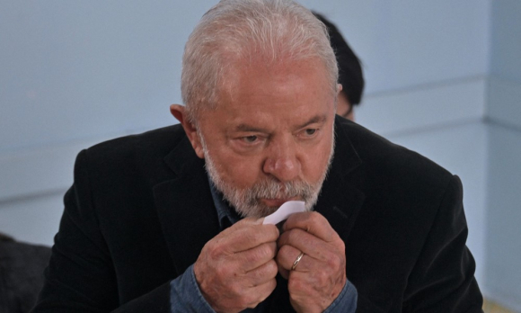 Luis Inácio Lula da Silva vota en las elecciones presidenciales en Brasil. Foto: AFP