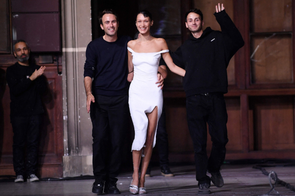 Bella Hadid lució un vestido hecho con spray en la Semana de la Moda de París
