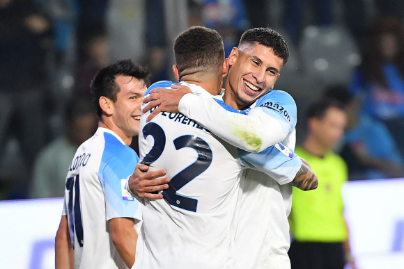 Mathías Olivera celebra su primer gol en Napoli. Foto: AFP.