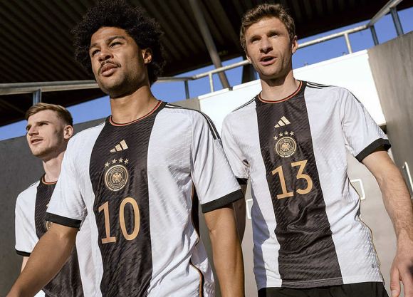 Camiseta de Alemania para Qatar 2022, fabricada por la marca Adidas.