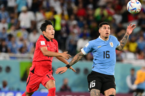 Mathias Olivera en disputa en el partido Uruguay y Corea del Sur. Foto: Nicolás Pereyra