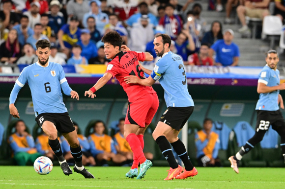 Diego Godín y Rodrigo Bentancur disputan en el partido Uruguay y Corea del Sur. Foto: Nicolás Pereyra