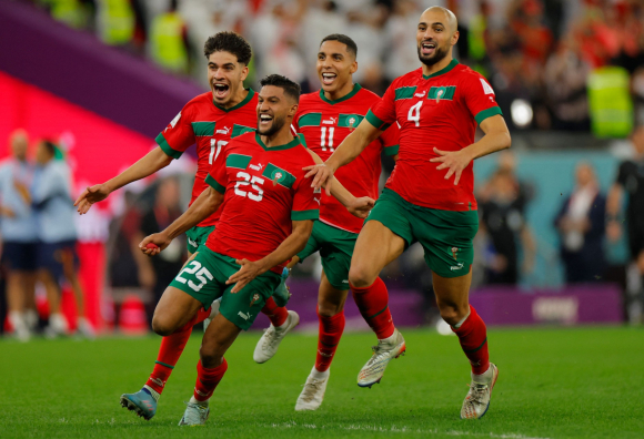 El festejo de los jugadores de Marruecos tras vencer a España. Foto: AFP.