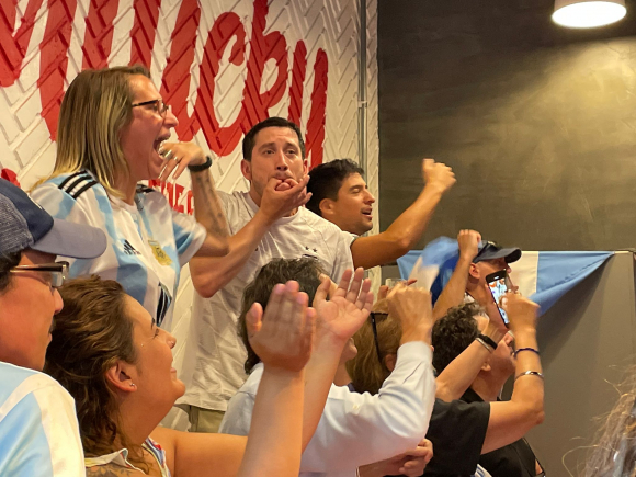 Hinchas festejan triunfo de Argentina en el Centro. Foto: Sofía Berardi