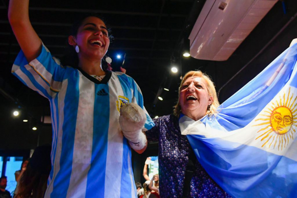 Hinchas festejan triunfo de Argentina en el Centro. Foto: Estefanía Leal.