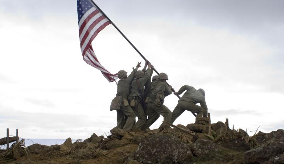 Фото американцы поднимают флаг