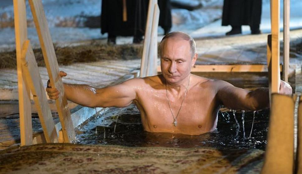 Putin en el lago Seliguer. Foto: EFE