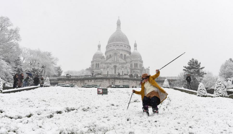 Esquiadores tocan el cielo a los pies del Sagrado Corazón de París -  07/02/2018 - EL PAÍS Uruguay