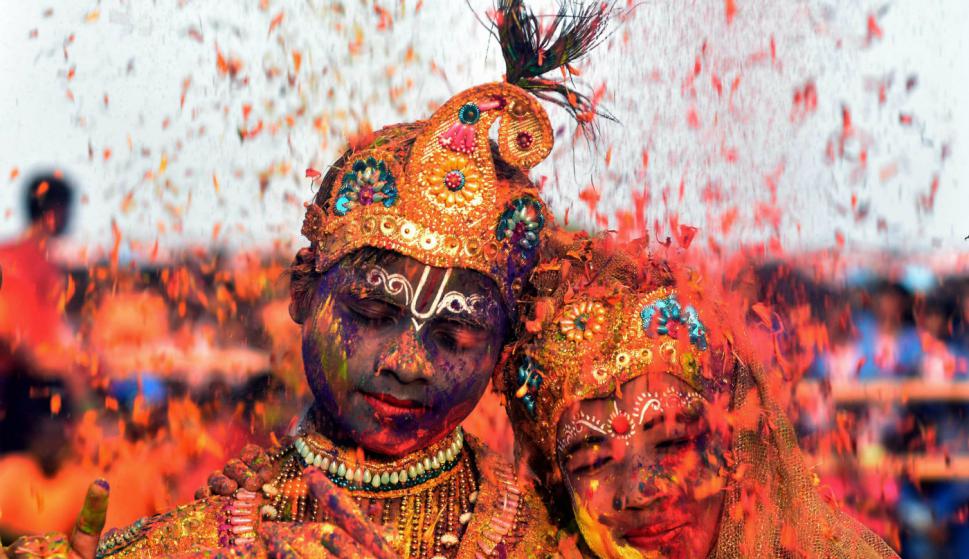 Algunos eligen vestirse como el Dios Krishna en su honor. Foto: AFP
