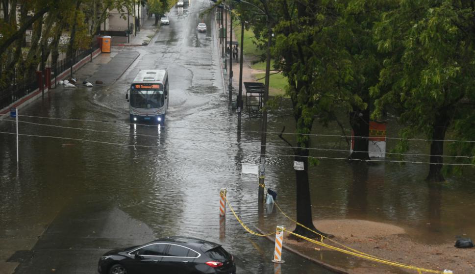 La lluvia provocó serios problemas en la circulación en Montevideo. Foto: Francisco Flores