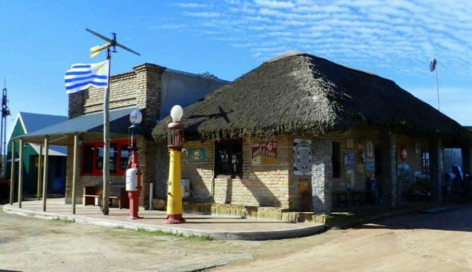 A dos kilómetros del centro de Tacuarembó continúa expandiéndose una ciudad de biógrafo que recibe a los turistas con hotel, restorán. Foto: Hotel Museo y Restaurant Fordt City