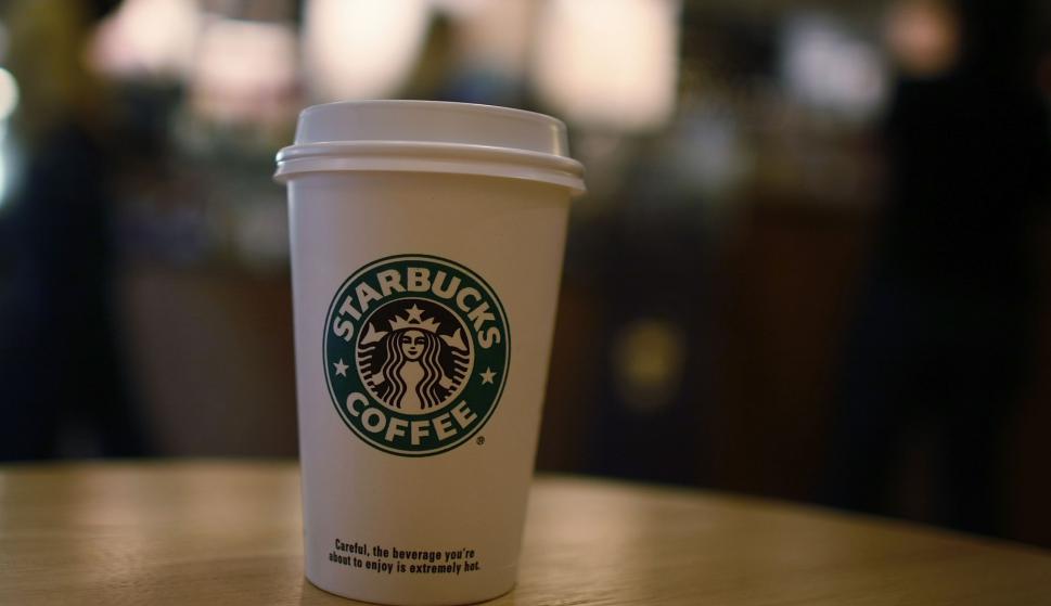 Starbucks se alía con Uber en Estados Unidos para llevar