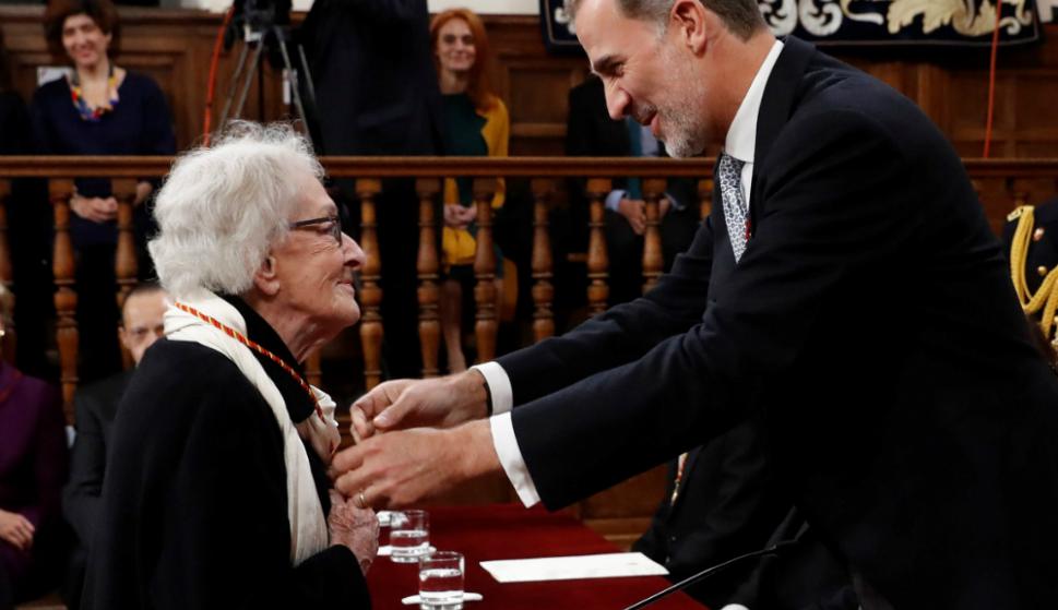 ida Vitale recibe el Premio Cervantes de manos del Rey Felipe IV. Foto: EFE.