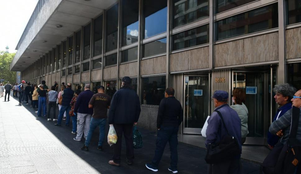 Largas Filas Este Viernes En Bancos Y El Bps Para Cobrar Las Jubilaciones Informacion 03 04 2020 El Pais Uruguay