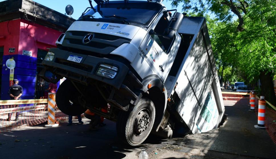 Retiraron El Camion De Residuos De Imm Que Se Hundio En El Pavimento En Barrio Goes Informacion 27 11 El Pais Uruguay