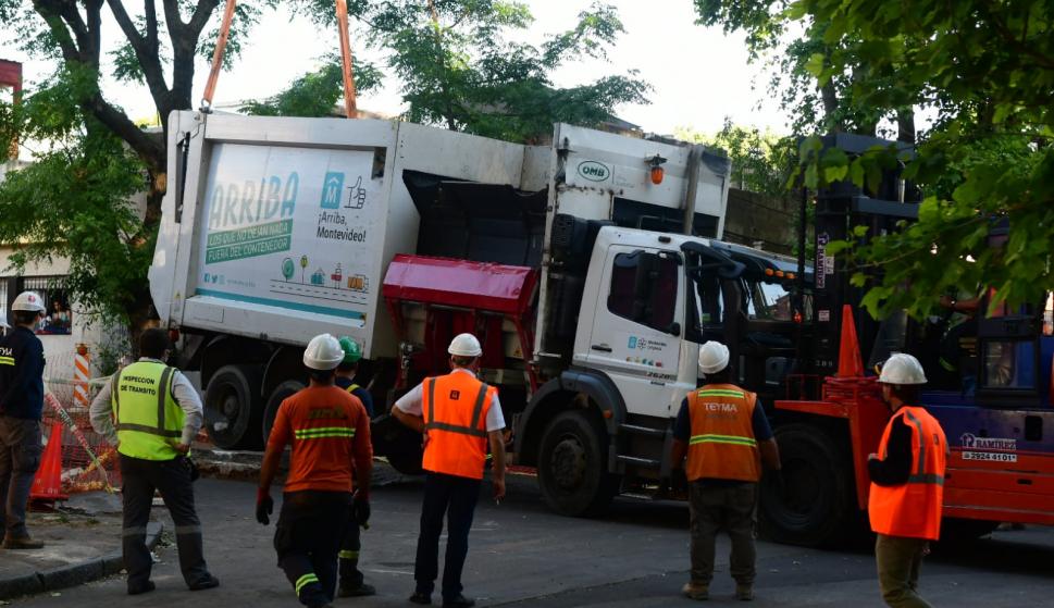 Retiraron El Camion De Residuos De Imm Que Se Hundio En El Pavimento En Barrio Goes Informacion 27 11 El Pais Uruguay