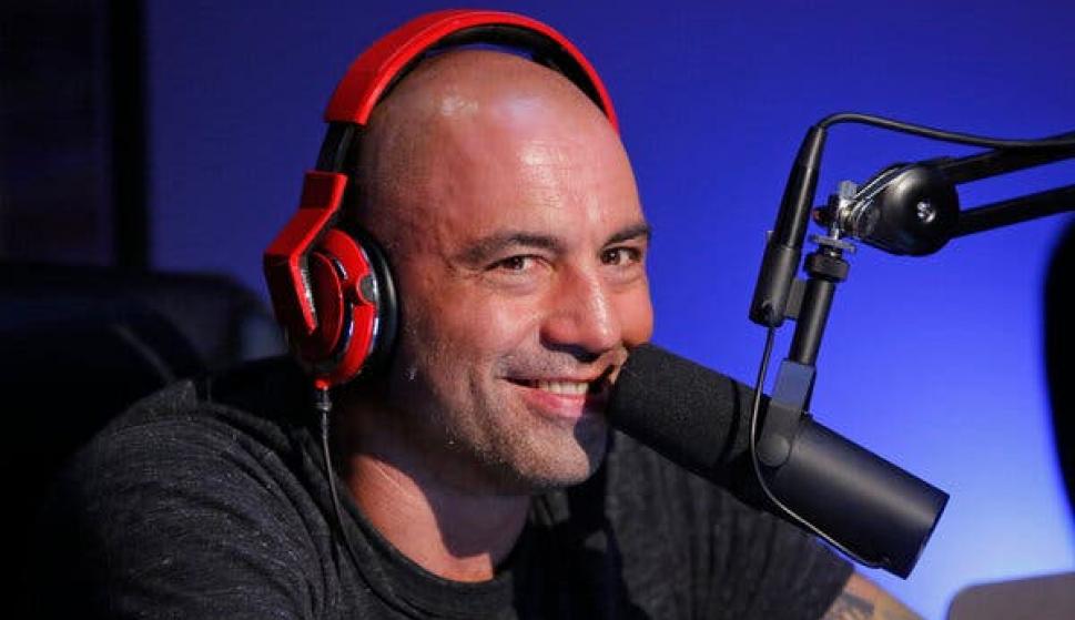 ¿Quién es Joe Rogan, el polemista que le ganó a una leyenda del rock en