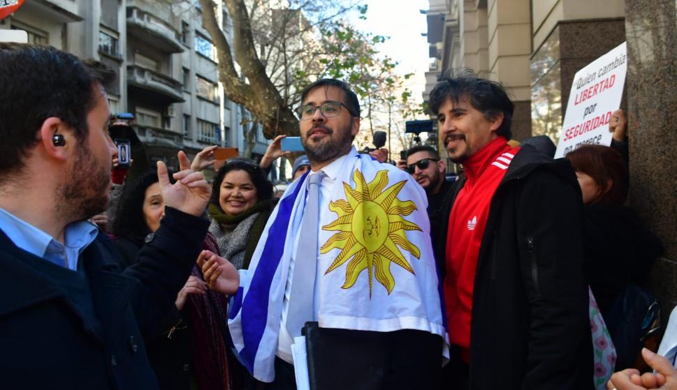 Abogado Dentone con la bandera uruguaya en sus hombros, a las afueras del juzgado, después de conocerse la sentencia del juez Recarey. Foto: Francisco Flores